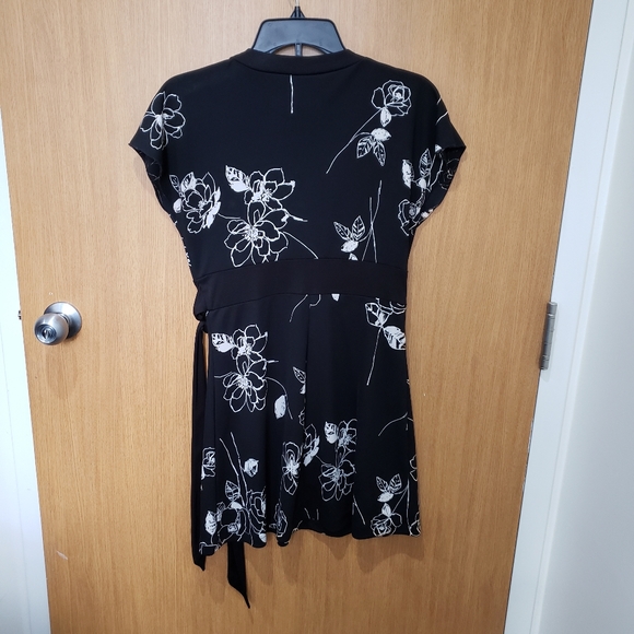 A-List By Wrapper, blk & wht floral fit & flare waist tie tunic blouse top, SZ L - Picture 12 of 16